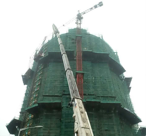 苍梧吊车在工地上作业
